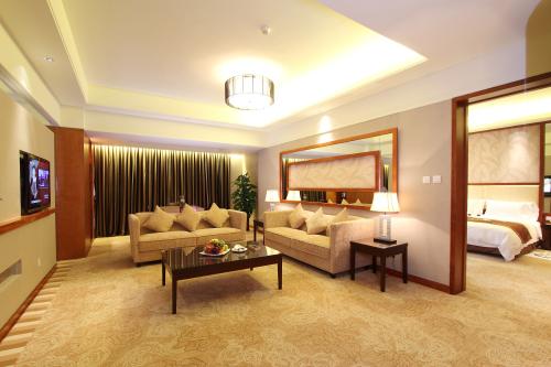 签约：深圳市华盛泰酒店与k8凯发网络签约官网开发服务